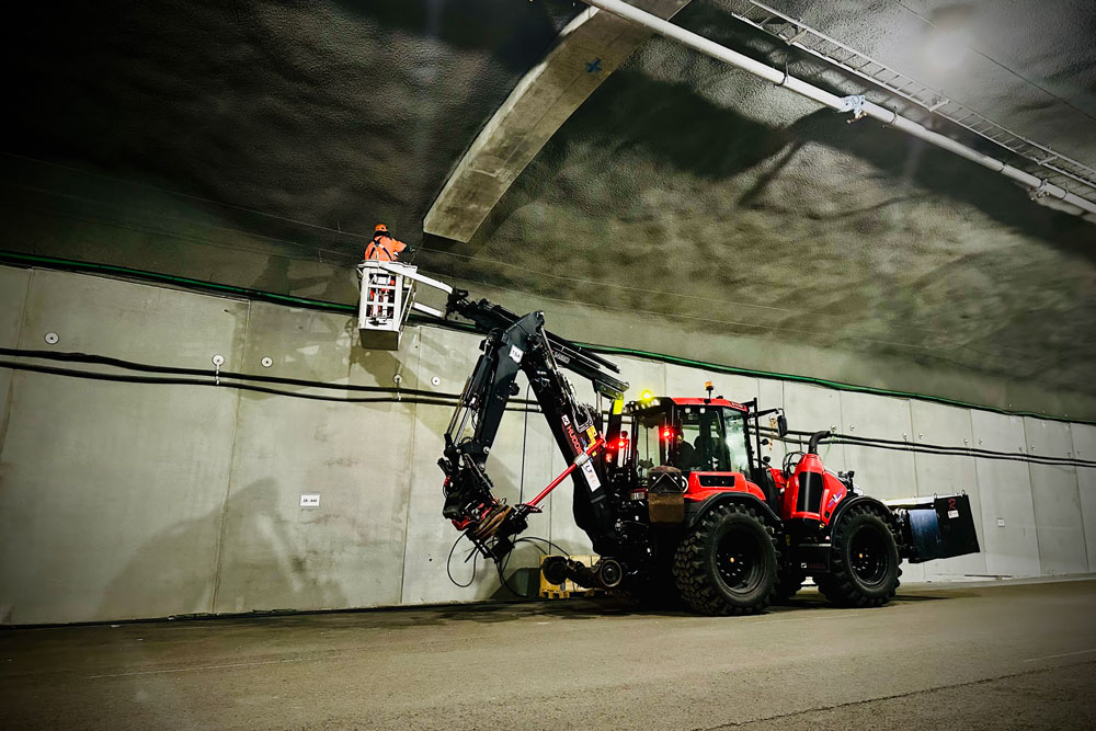 Ockelbo kabelteknik traktor står i en tunnel